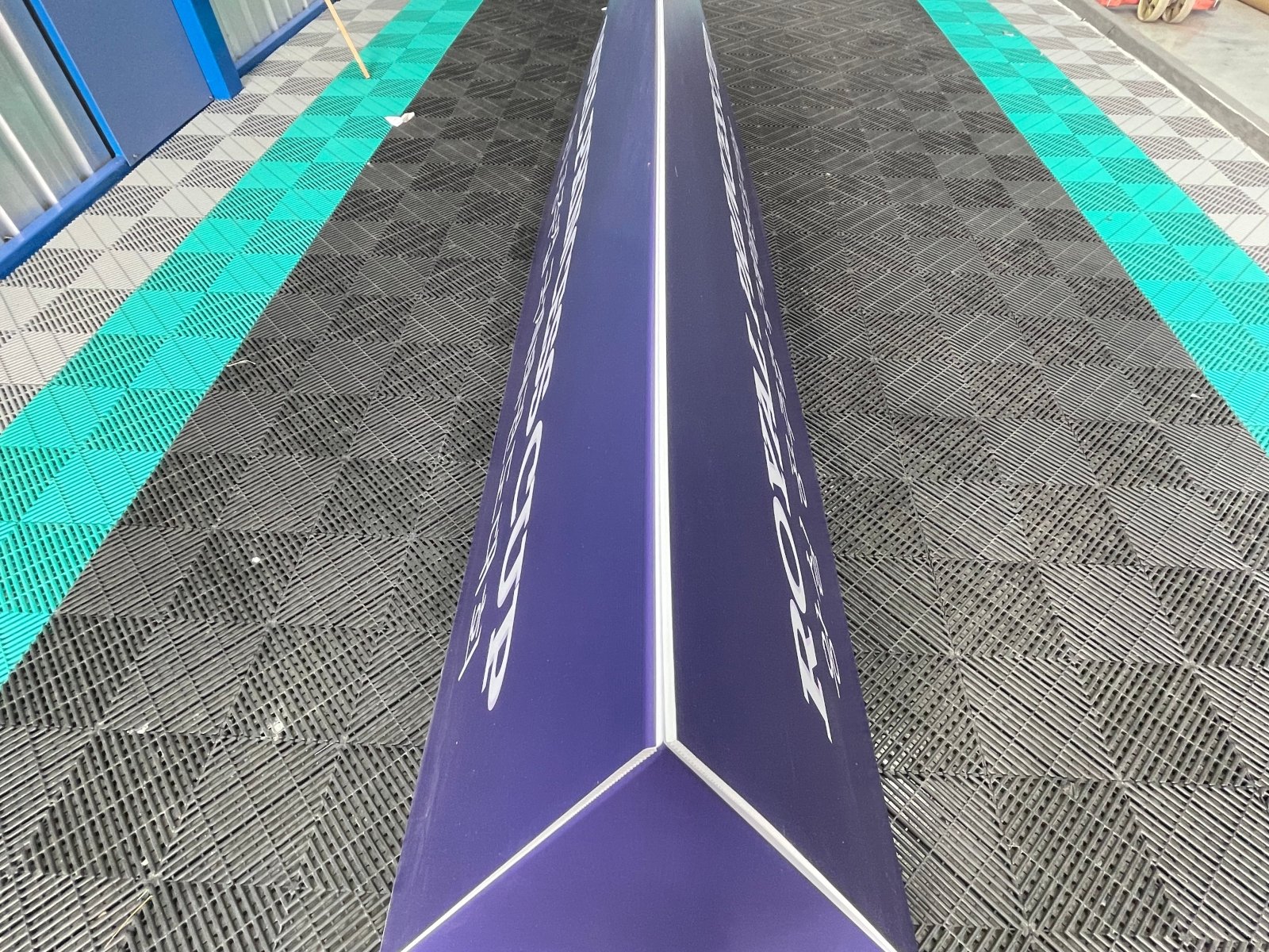 ป้ายสปอนเซอร์ พร้อมโลโก้ Li-Ning และ Yonex พิมพ์คมชัด เหมาะสำหรับงานกีฬา อีเวนต์ การแข่งขัน และโปรโมชันแบรนด์