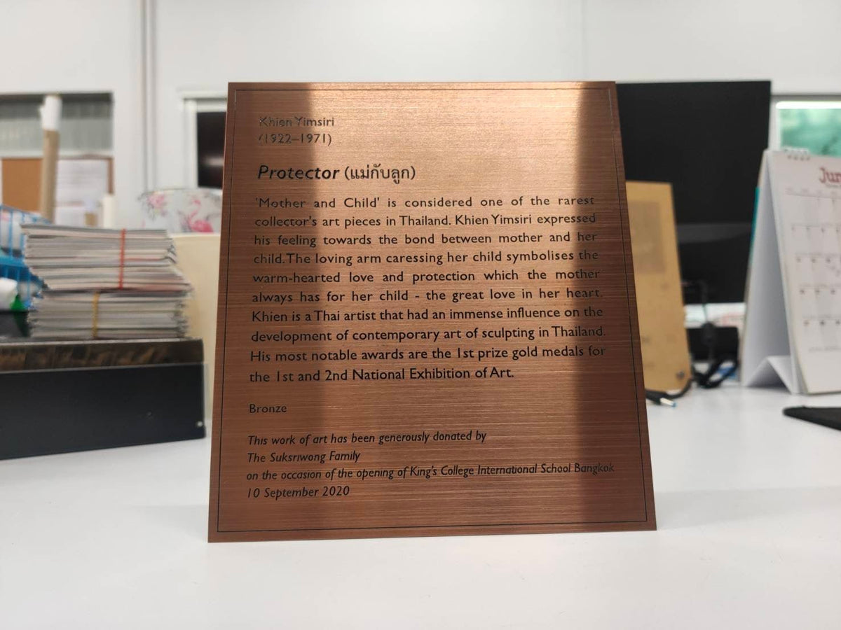 ป้ายสแตนเลส คอปเปอร์ แฮร์ไลน์ โทนทองแดงหรูหรา ทนทาน เหมาะสำหรับป้ายองค์กรและอาคารพาณิชย์