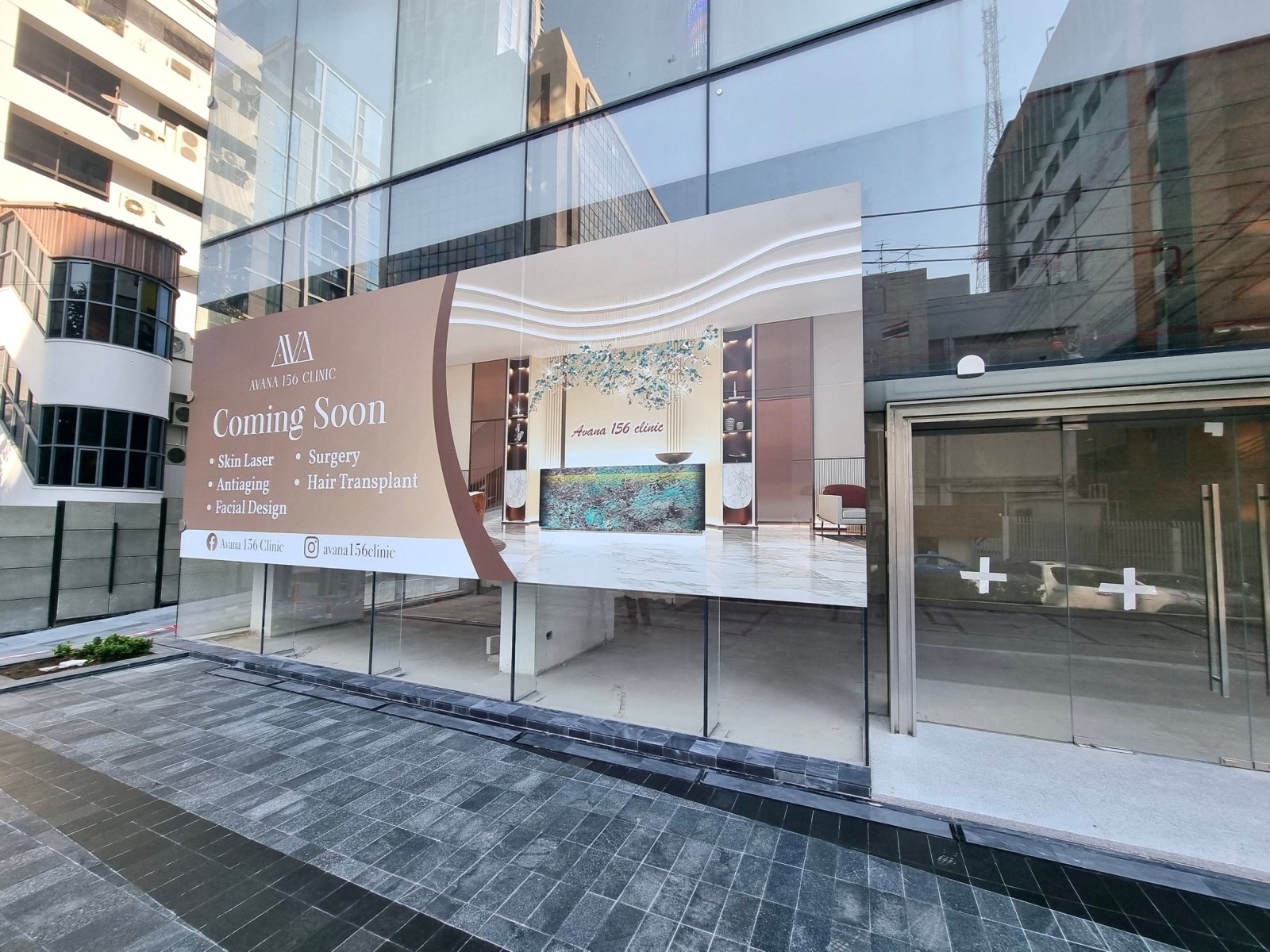 สติ๊กเกอร์และป้ายปิดปรับปรุงร้าน Coming Soon พิมพ์คมชัด สีสด เหมาะสำหรับติดหน้าร้าน โครงการใหม่ และงานรีโนเวท