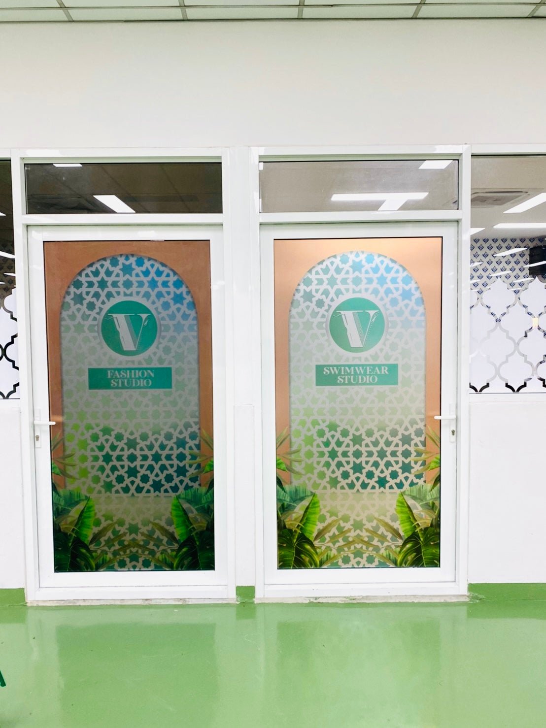 สติ๊กเกอร์ฝ้า ฉลุไดคัท ติดกระจก ลวดลายคมชัด เหมาะสำหรับออฟฟิศ ร้านค้า และงานตกแต่งกระจก