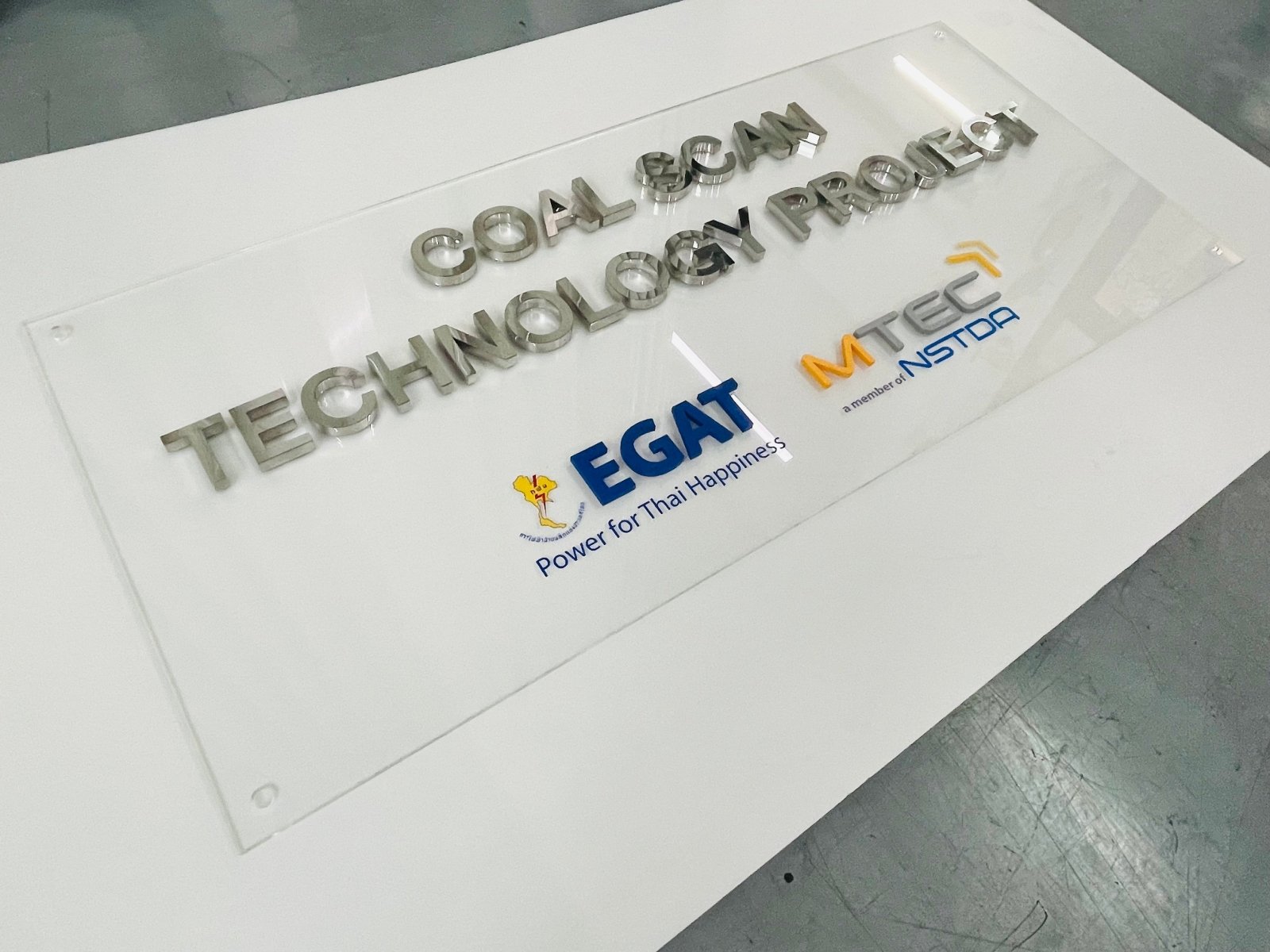 ป้ายชื่อบริษัทอักษรโลหะ อักษรสแตนเลส แข็งแรง ทนทาน เหมาะสำหรับป้ายบริษัทและอาคารสำนักงาน