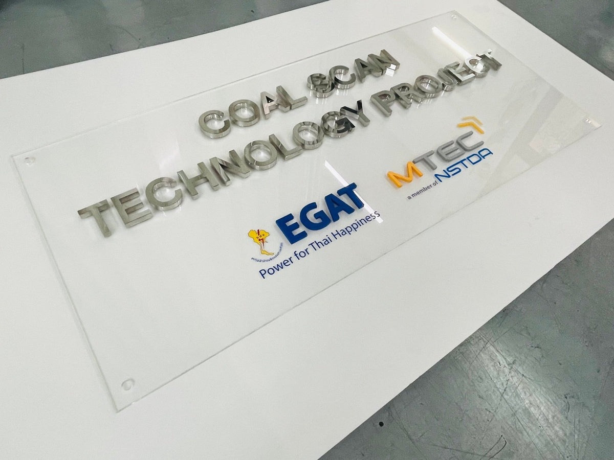 ป้ายอะคริลิคหมุดลอย Standoff ดีไซน์โมเดิร์น พิมพ์คมชัด เหมาะสำหรับป้ายบริษัทและสำนักงาน