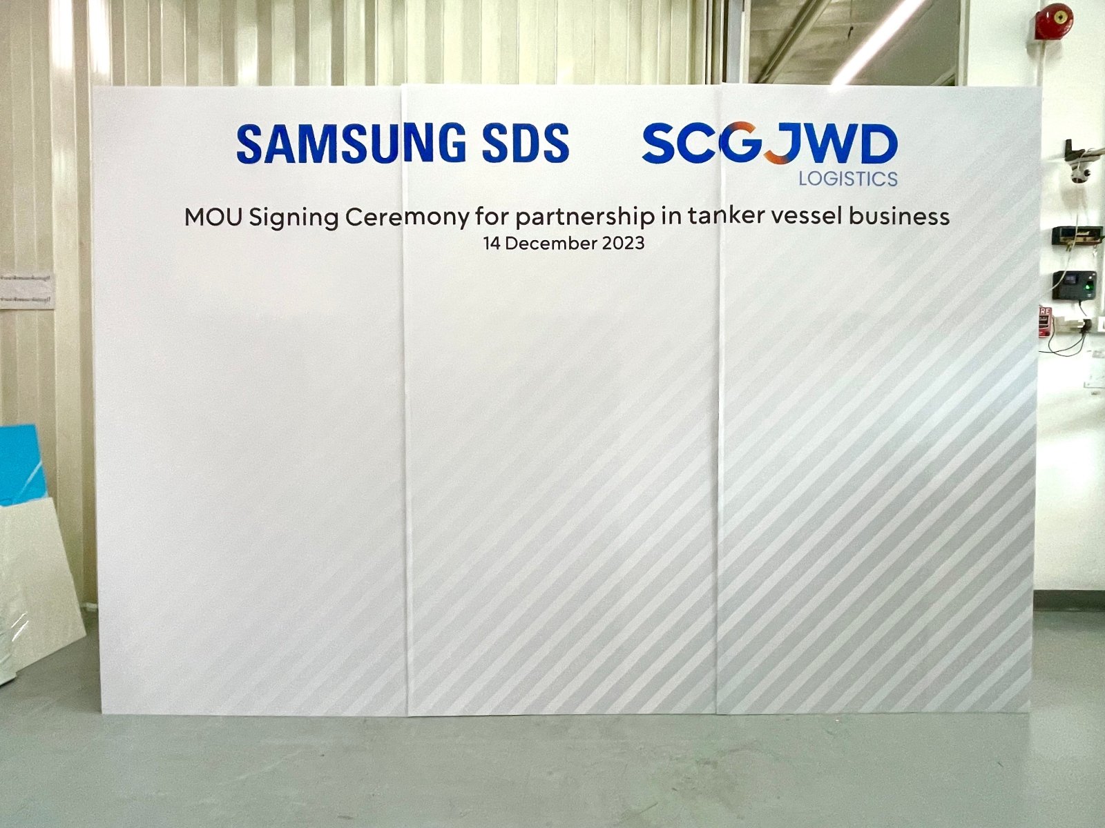 แบคดรอปฟิวเจอร์บอร์ด ฉากถ่ายรูปราคาถูก พิมพ์คมชัด น้ำหนักเบา ติดตั้งง่าย เหมาะสำหรับงานแต่ง งานอีเวนต์ และงานถ่ายภาพ