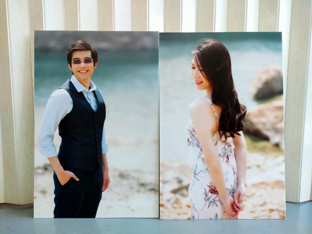 ป้ายงานแต่ง รูปพรีเวดดิ้ง และป้ายโฟมบอร์ด พิมพ์คมชัด ดีไซน์สวย เหมาะสำหรับงานแต่ง งานอีเวนต์ และตกแต่งสถานที่พิเศษ