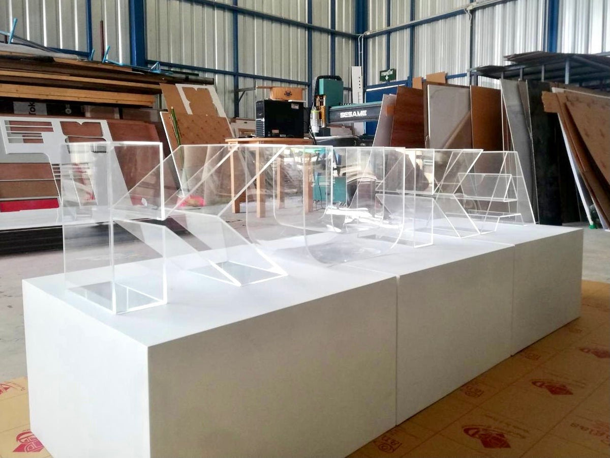 ดิสเพลย์ตัวอักษรอะคริลิคใส ดีไซน์หรูหรา โปร่งใส คมชัด เหมาะสำหรับโชว์สินค้าและงานตกแต่ง