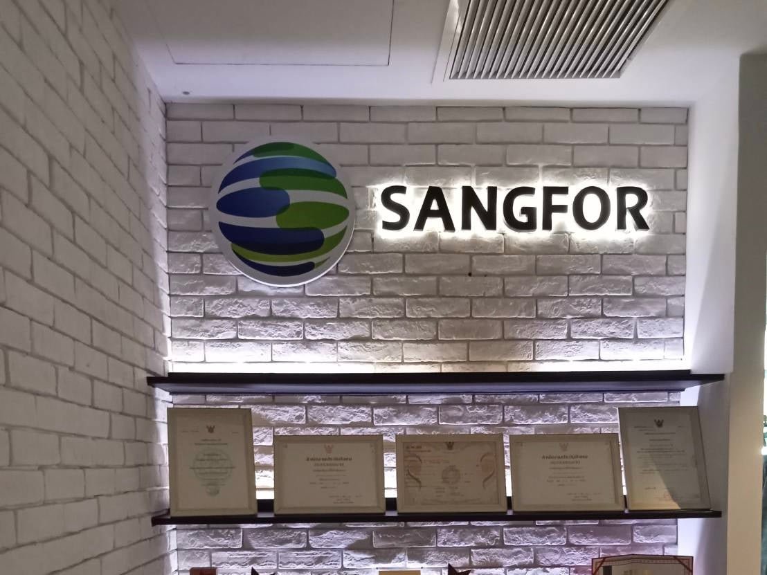 ป้ายบริษัท อักษรโลหะไฟออกหลัง ติดผนัง สวยหรู สว่างโดดเด่น เหมาะสำหรับป้ายสำนักงาน องค์กร ร้านค้า และงานตกแต่งอาคาร