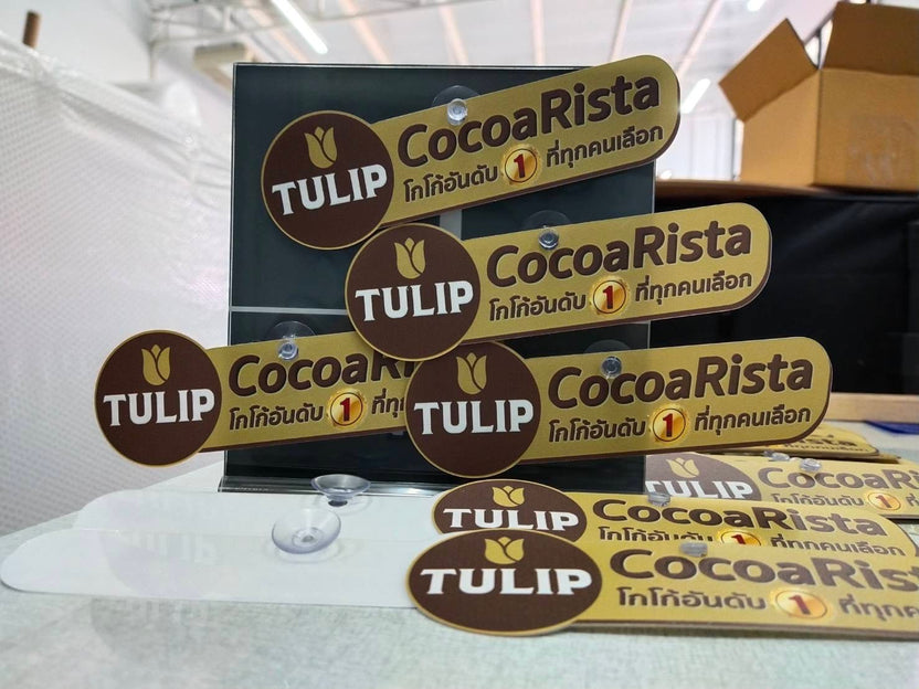 ป้ายจุ๊บติดกระจก และป้ายแขวนติดจุ๊บ ติดตั้งง่าย เคลื่อนย้ายสะดวก เหมาะสำหรับป้ายร้านค้า ป้ายโปรโมชั่น และงานประชาสัมพันธ์