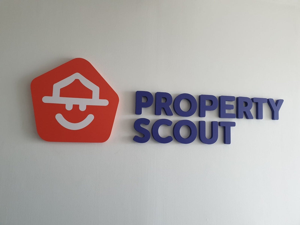 ป้ายพลาสวูดติดผนัง พิมพ์คมชัด แข็งแรง ทนแดดฝน เหมาะสำหรับป้ายบริษัท ป้ายร้านค้า และงานประชาสัมพันธ์ในอาคารหรือกลางแจ้ง