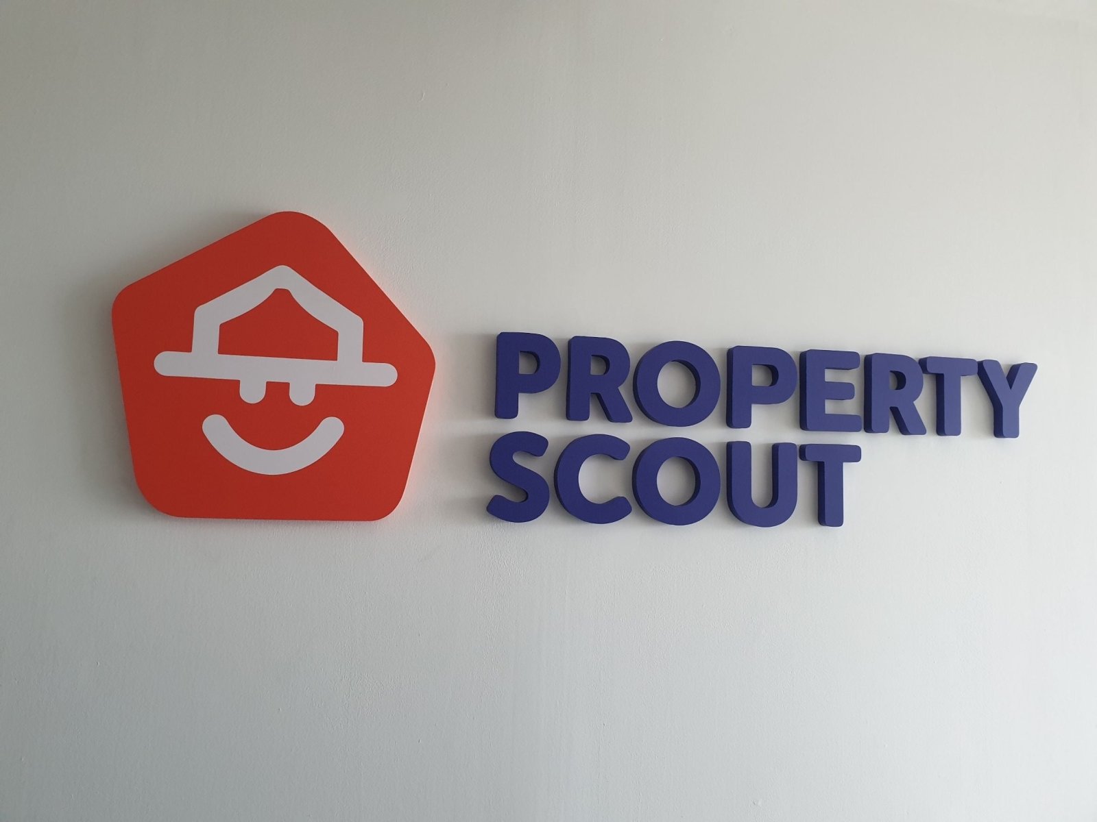 ป้ายพลาสวูดติดผนัง พิมพ์คมชัด แข็งแรง ทนแดดฝน เหมาะสำหรับป้ายบริษัท ป้ายร้านค้า และงานประชาสัมพันธ์ในอาคารหรือกลางแจ้ง