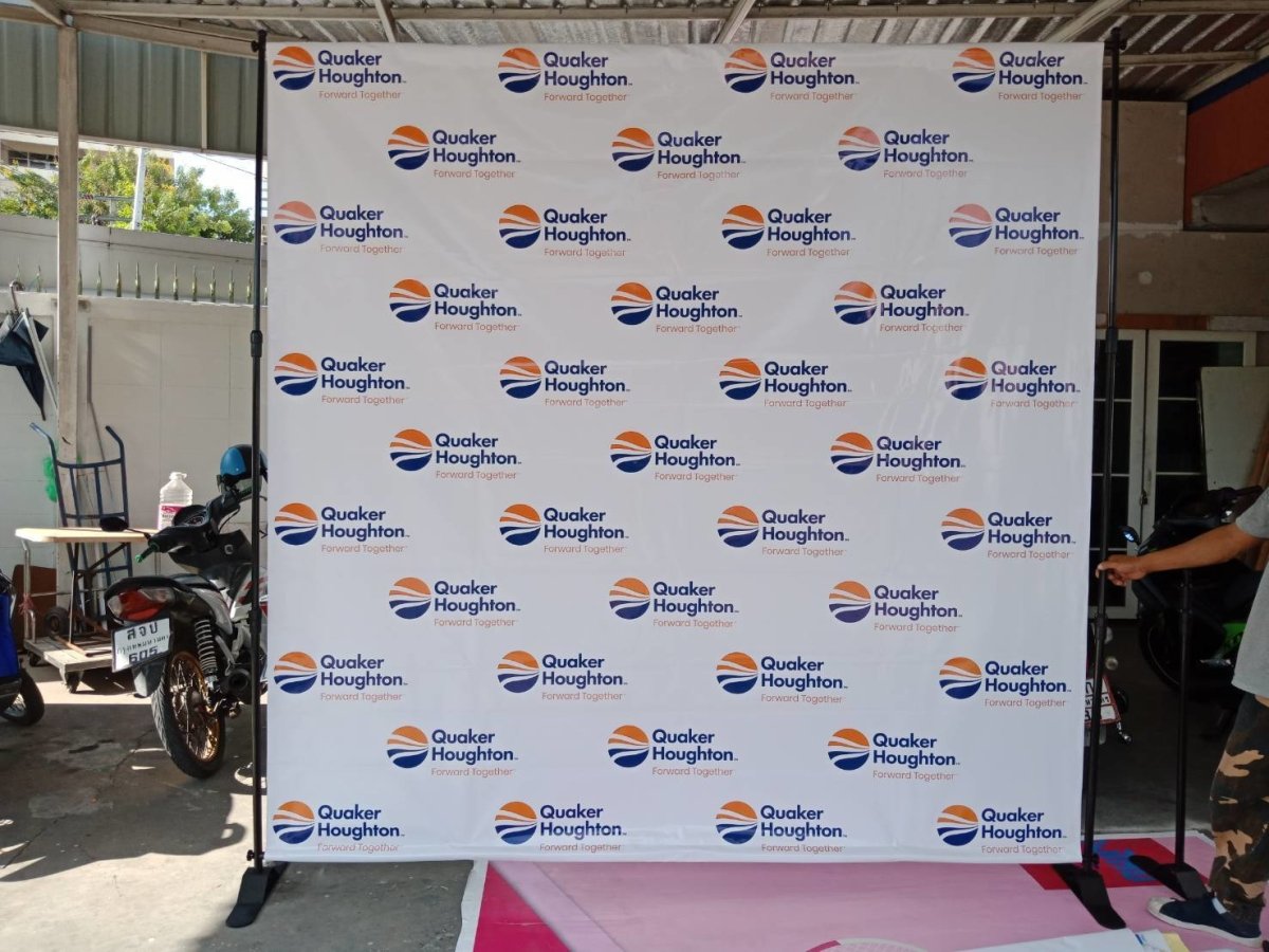 แบคดรอปไวนิล Vinyl Backdrop พิมพ์คมชัด สีสด ทนแดดฝน เหมาะสำหรับงานอีเวนต์ งานถ่ายภาพ และงานโปรโมชันต่าง ๆ