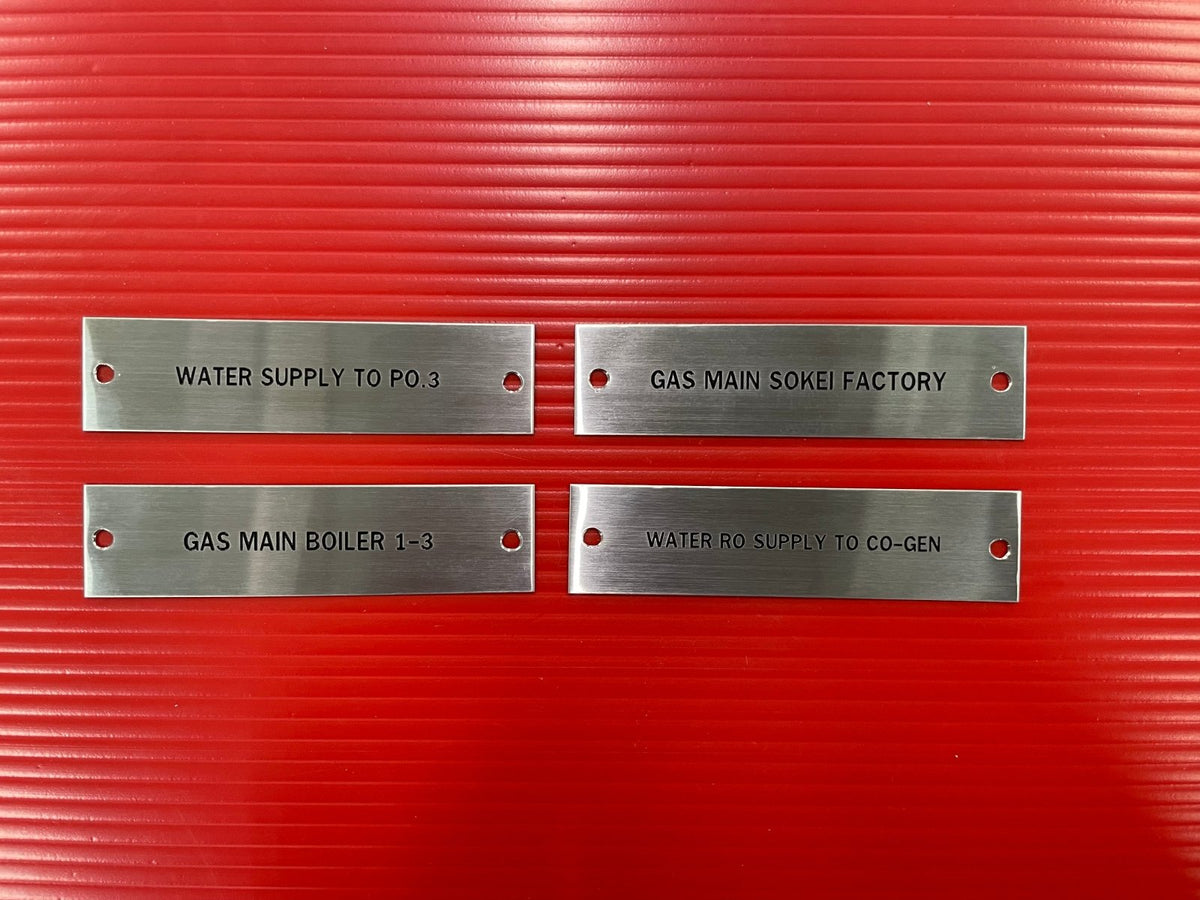 ป้ายเนมเพลท เนมแทก และป้ายกัดกรดเซาะร่อง ตัวอักษรคมชัด ทนทาน เหมาะสำหรับป้ายชื่อบริษัท เครื่องจักร และงานอุตสาหกรรม