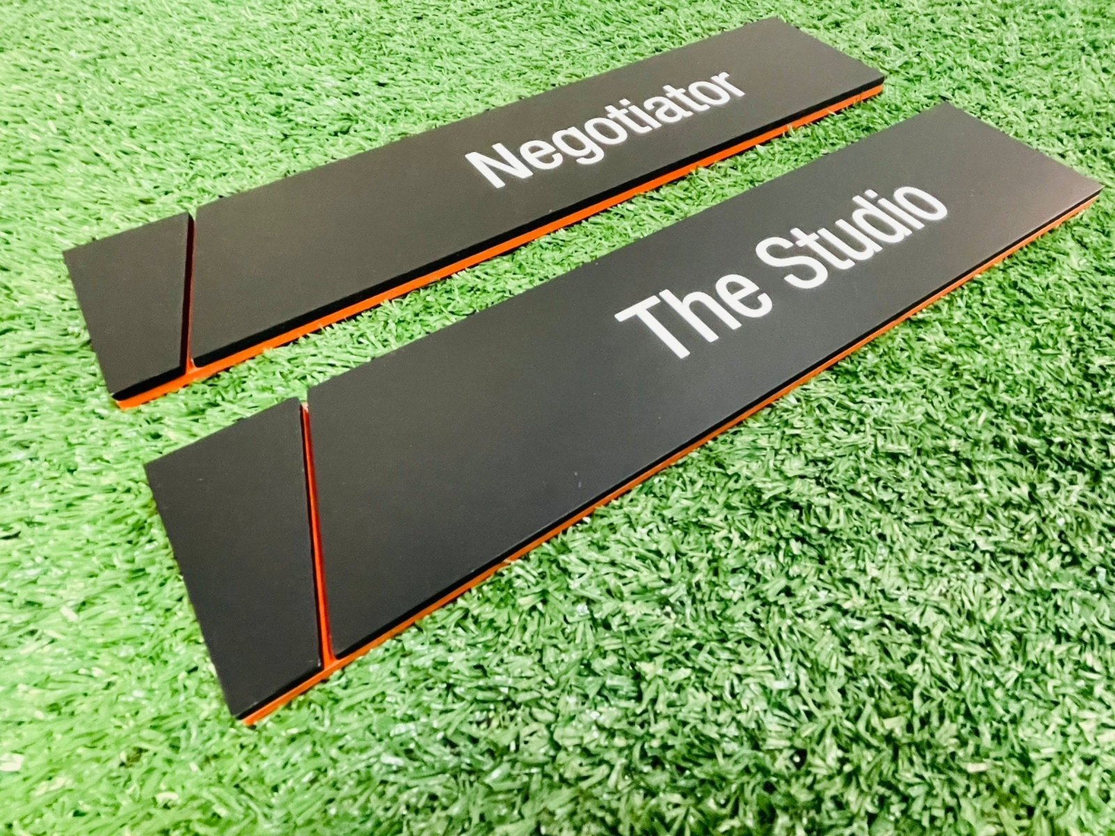 ป้ายหน้าห้อง ป้ายห้องประชุม และป้ายแผนก ดีไซน์เรียบหรู พิมพ์คมชัด เหมาะสำหรับอาคารสำนักงาน โรงเรียน และโรงพยาบาล