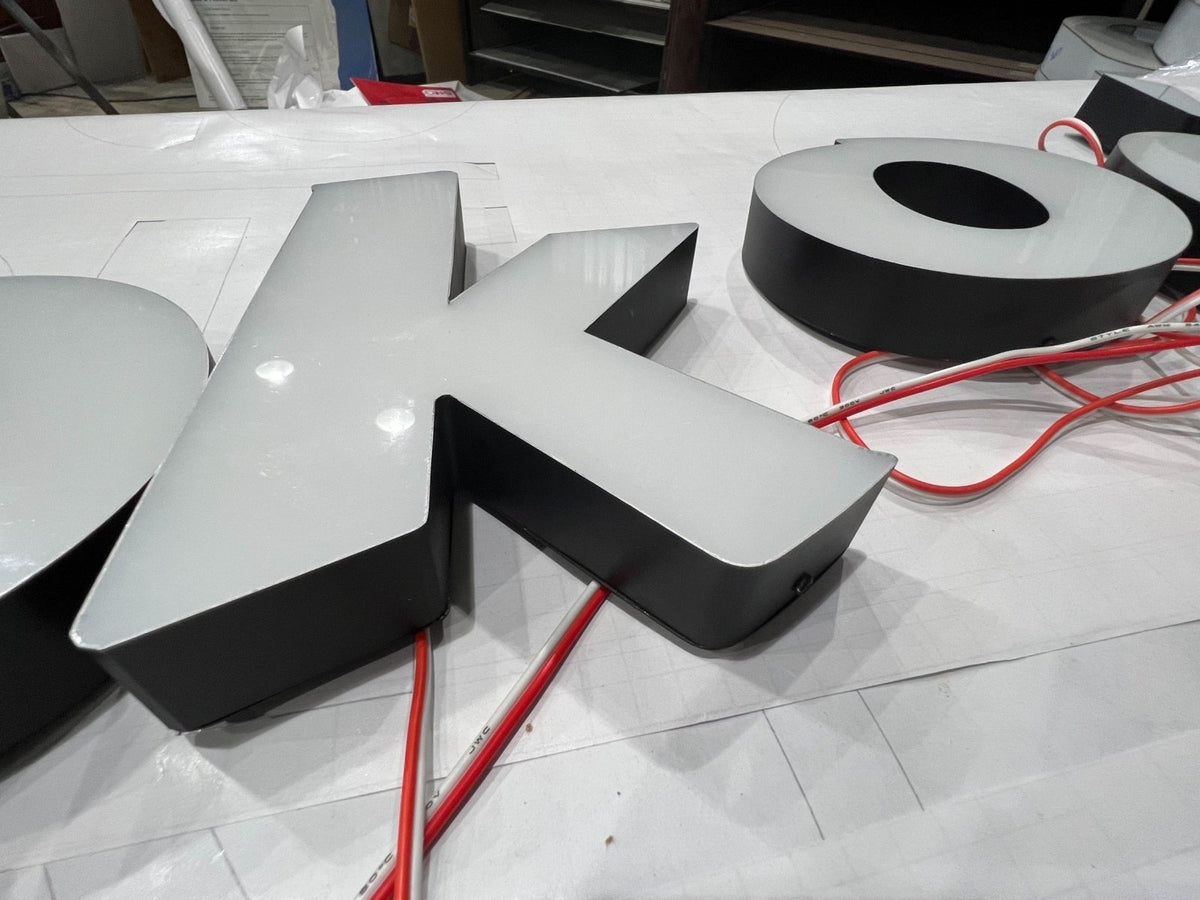 อักษรไฟไม่มีขอบ และป้ายไฟอลูมิเนียมไม่มีคิ้ว ดีไซน์ทันสมัย สว่างคมชัด เหมาะสำหรับป้ายร้านค้า ป้ายบริษัท และงานตกแต่งอาคาร