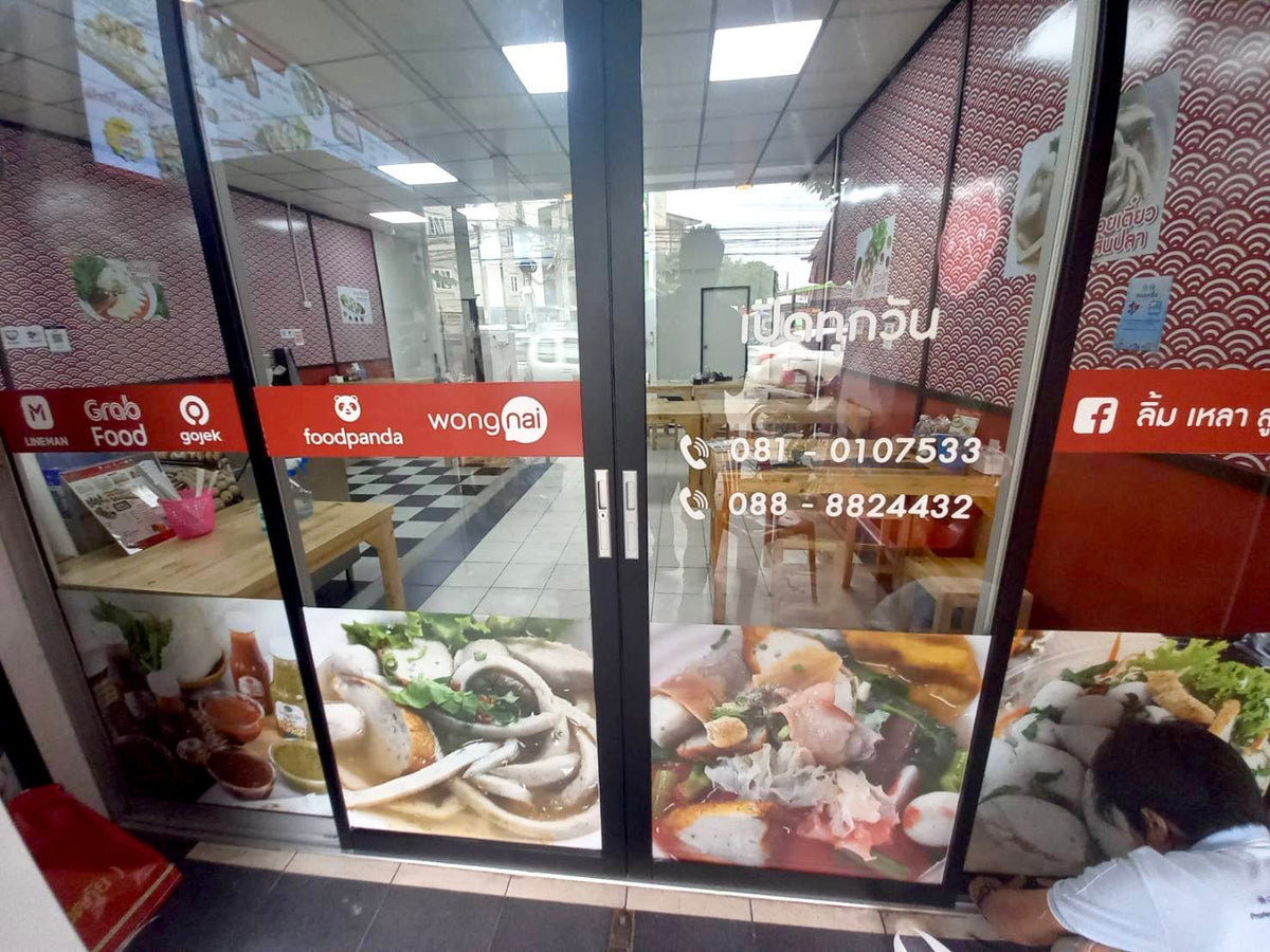สติ๊กเกอร์ติดประตูกระจก พิมพ์คมชัด สีสดใส เหมาะสำหรับร้านค้า สำนักงาน และงานตกแต่งอาคาร