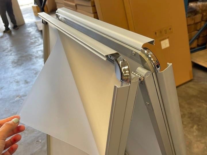 ป้ายตั้งพื้นสำเร็จรูป อลูมิเนียม พับเก็บได้ แข็งแรง ใช้งานสะดวก เหมาะสำหรับอีเวนต์และหน้าร้าน