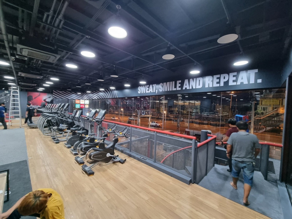 ป้ายฟิตเนส ตกแต่งยิม สปอร์ตคลับ ดีไซน์ทันสมัย พิมพ์คมชัด เหมาะสำหรับสปอร์ตคลับและศูนย์ออกกำลังกาย