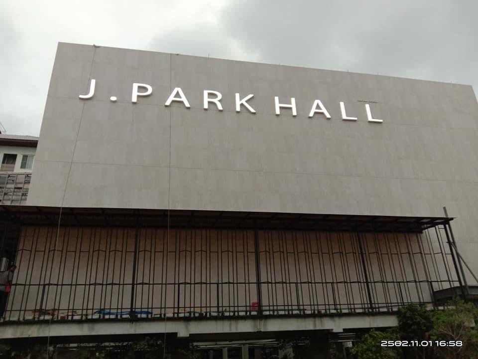 รับติดสติ๊กเกอร์อาคารสูง และป้ายติดตึก งานพิมพ์คมชัด ทีมช่างมืออาชีพ เหมาะสำหรับโฆษณา โปรโมชัน และสร้างภาพลักษณ์องค์กร