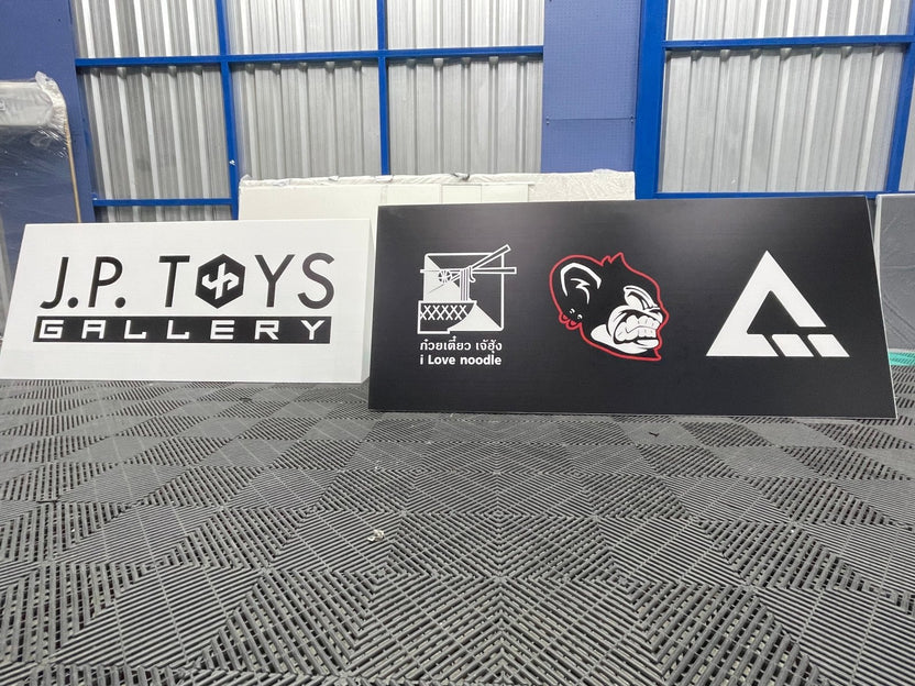 ป้ายสปอนเซอร์ พร้อมโลโก้ Li-Ning และ Yonex พิมพ์คมชัด เหมาะสำหรับงานกีฬา อีเวนต์ การแข่งขัน และโปรโมชันแบรนด์