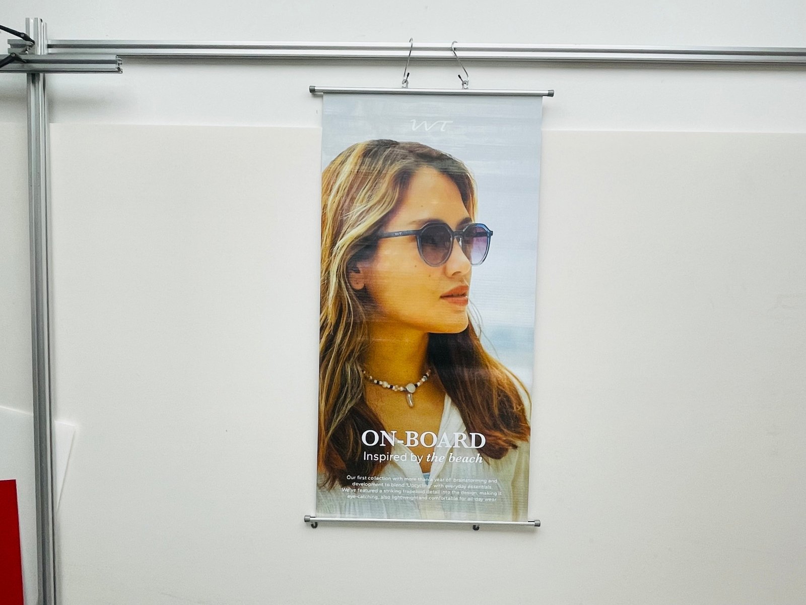 โปสเตอร์แขวนผนัง Hanging Poster พิมพ์คมชัด สีสดใส เหมาะสำหรับงานโฆษณา ประชาสัมพันธ์ และตกแต่งผนัง