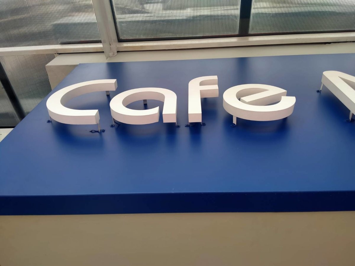 ป้ายอักษรโลหะ และป้ายโลโก้ ดีไซน์หรูหรา แข็งแรง ทนทาน เหมาะสำหรับป้ายบริษัท ร้านค้า และงานตกแต่งอาคาร