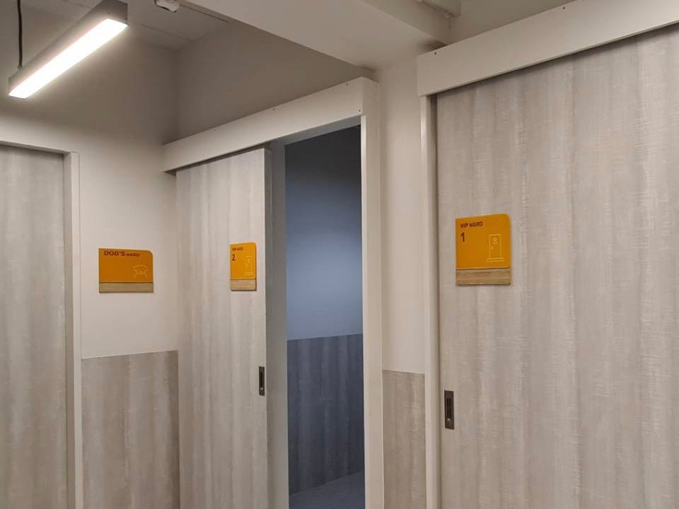 ป้ายโรงพยาบาลสัตว์ ดีไซน์ชัดเจน ทนทาน เหมาะสำหรับคลินิกรักษาสัตว์ โรงพยาบาล และองค์กรเกี่ยวกับสัตว์เลี้ยง