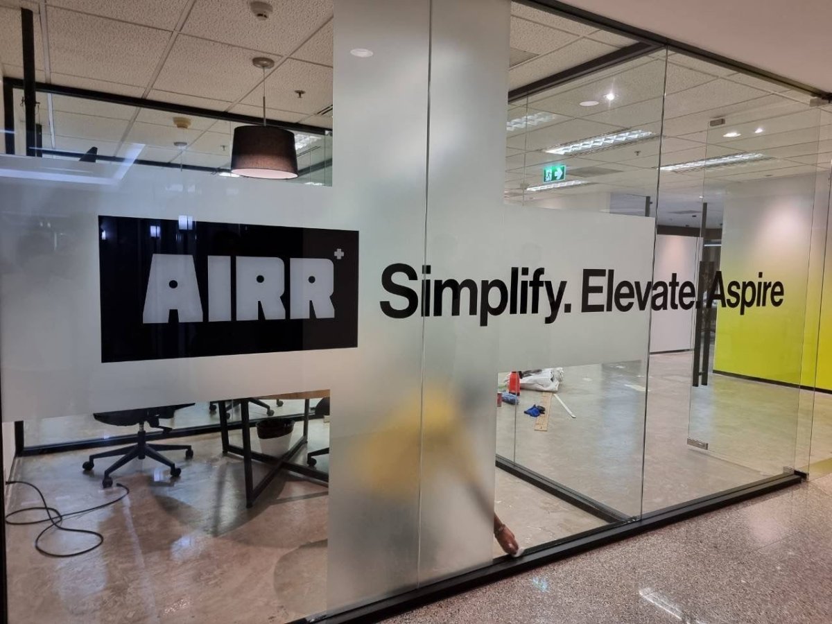 สติ๊กเกอร์ฝ้าติดกระจกห้องพักครูในโรงเรียน