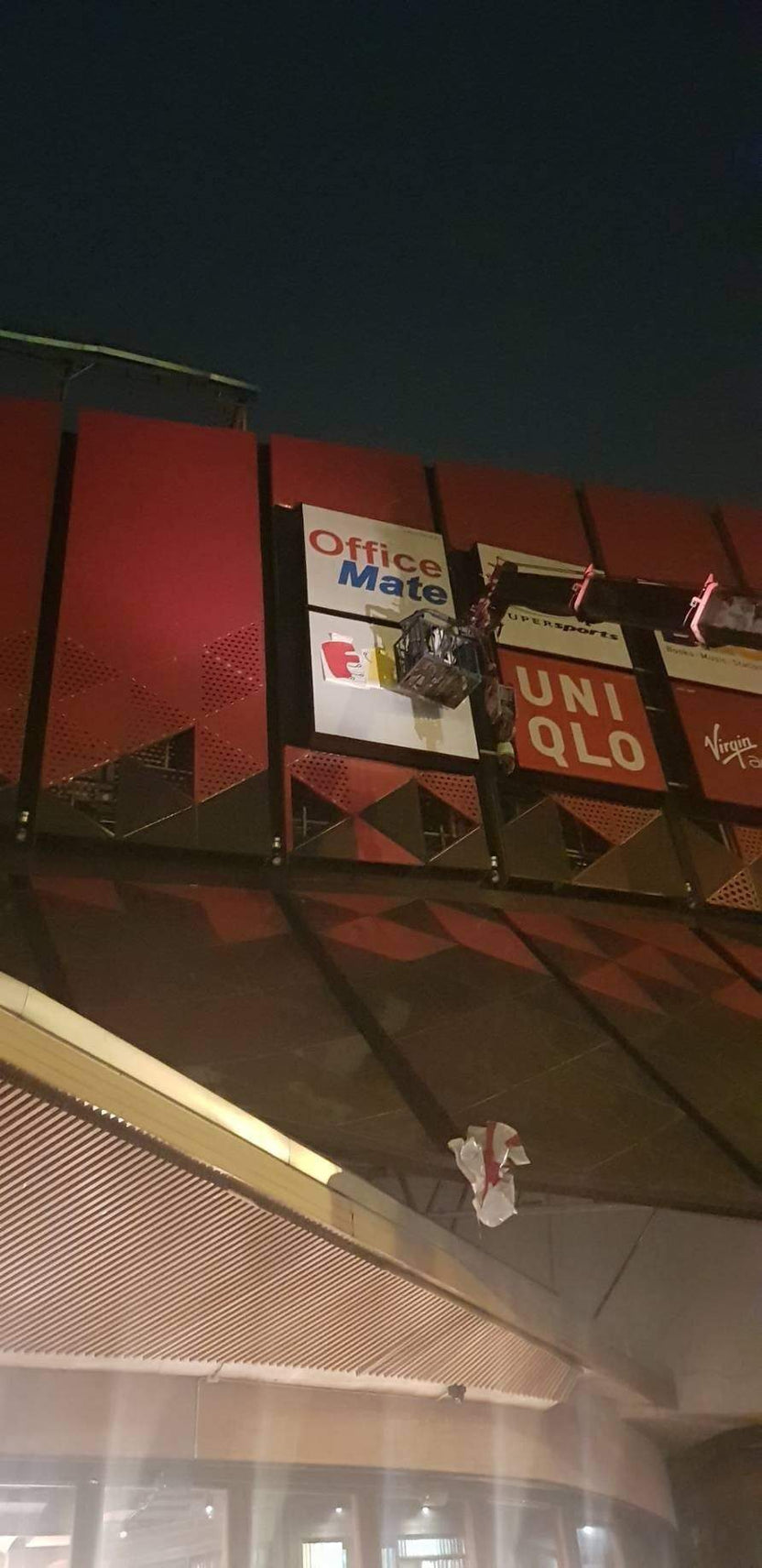 รับติดสติ๊กเกอร์อาคารสูง และป้ายติดตึก งานพิมพ์คมชัด ทีมช่างมืออาชีพ เหมาะสำหรับโฆษณา โปรโมชัน และสร้างภาพลักษณ์องค์กร