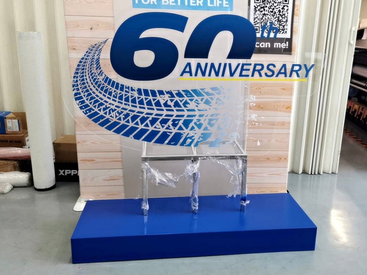 ป้ายโลโก้ตั้งพื้น และป้ายตั้งประกอบฉากถ่ายรูป ดีไซน์สวยสะดุดตา เหมาะสำหรับงานอีเวนต์ งานเปิดตัวสินค้า และการโปรโมทร้านค้า