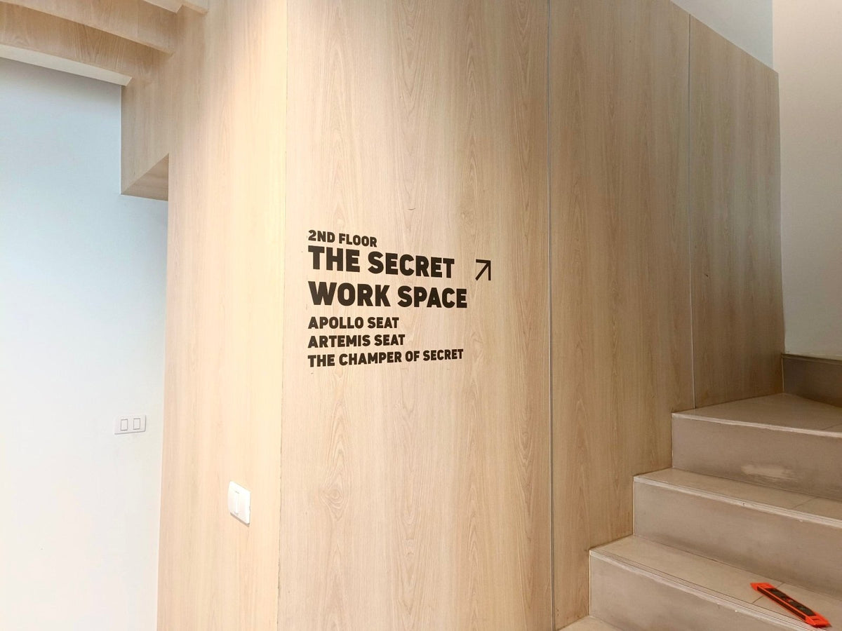 สติ๊กเกอร์ไดคัทติดผนัง พิมพ์คมชัด สีสดใส เหมาะสำหรับงานตกแต่งร้านค้า ออฟฟิศ และงานโฆษณา