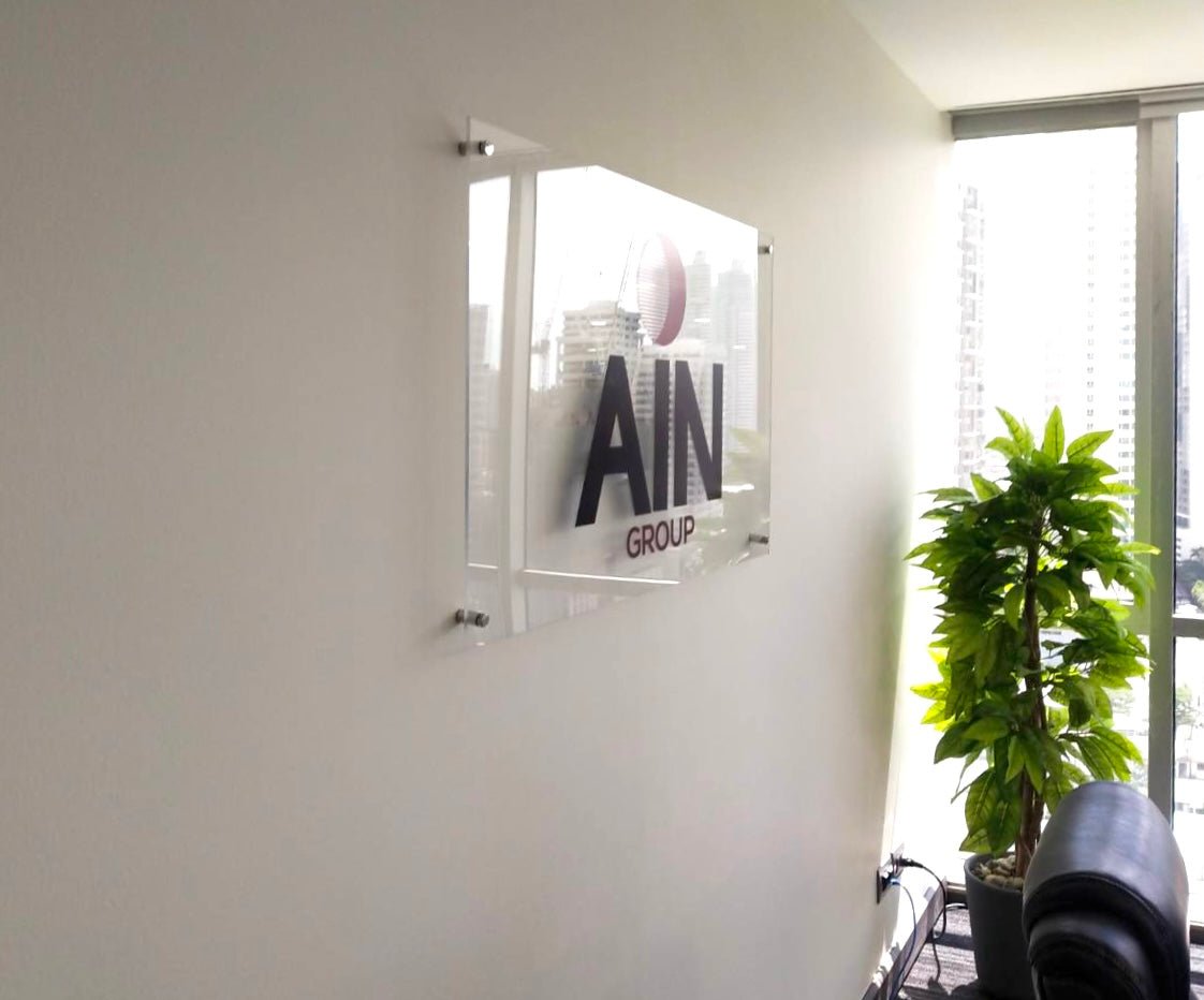 ป้ายอะคริลิคหมุดลอย Standoff ดีไซน์โมเดิร์น พิมพ์คมชัด เหมาะสำหรับป้ายบริษัทและสำนักงาน