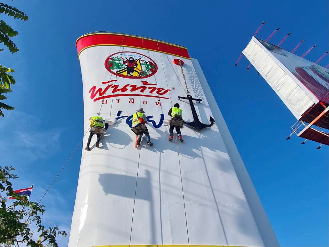 ติดตั้งป้ายโรยตัว ทีมช่างมืออาชีพ ปลอดภัย เหมาะสำหรับอาคารสูงและงานติดตั้งป้ายกลางแจ้ง