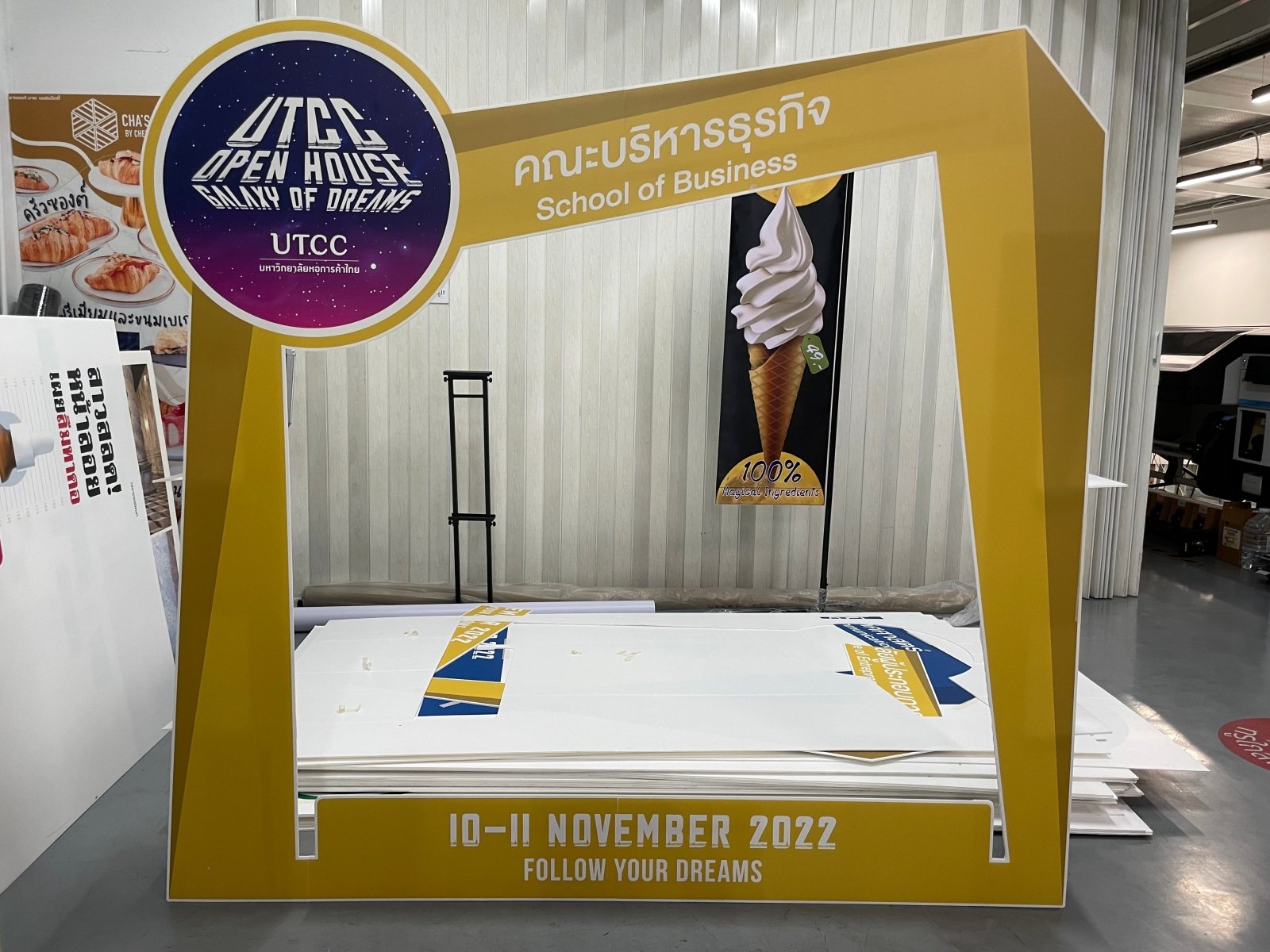 แบคดรอปฟิวเจอร์บอร์ด ฉากถ่ายรูปราคาถูก พิมพ์คมชัด น้ำหนักเบา ติดตั้งง่าย เหมาะสำหรับงานแต่ง งานอีเวนต์ และงานถ่ายภาพ