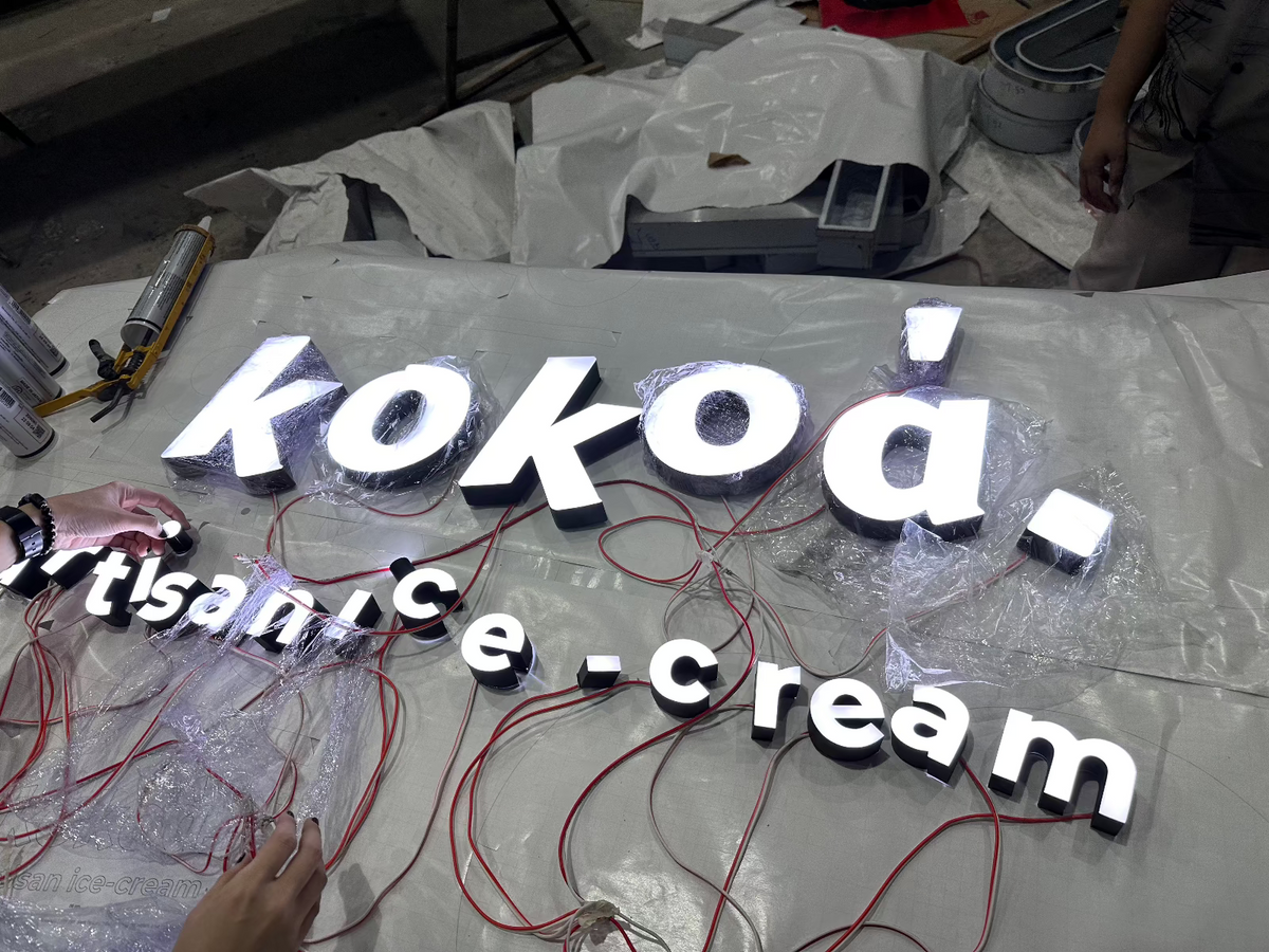 อักษรไฟไม่มีขอบ และป้ายไฟอลูมิเนียมไม่มีคิ้ว ดีไซน์ทันสมัย สว่างคมชัด เหมาะสำหรับป้ายร้านค้า ป้ายบริษัท และงานตกแต่งอาคาร