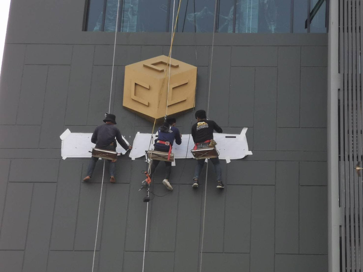 ติดตั้งป้ายโรยตัว ทีมช่างมืออาชีพ ปลอดภัย เหมาะสำหรับอาคารสูงและงานติดตั้งป้ายกลางแจ้ง