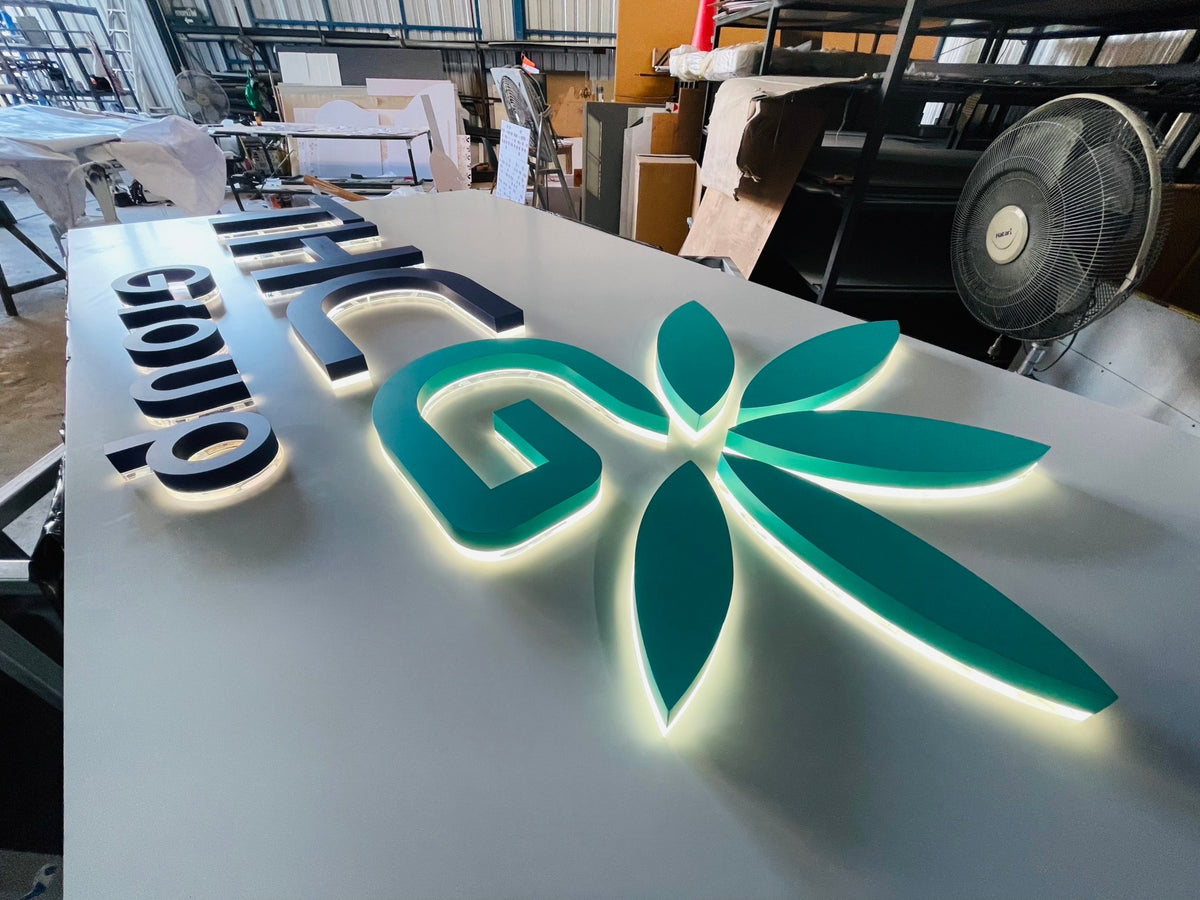 ป้ายไฟออกหลัง และอะคริลิคซ้อนหลัง แสงไฟสวยหรู สะท้อนกำแพงโดดเด่น เหมาะสำหรับป้ายบริษัท ร้านค้า และงานตกแต่งอาคาร