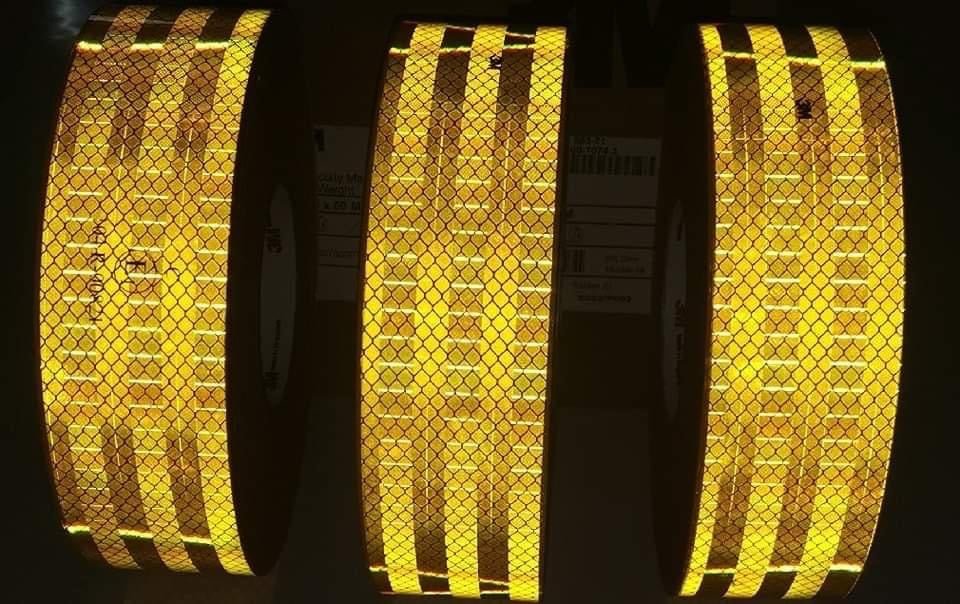 สติ๊กเกอร์สะท้อนแสง 3M Reflective Sticker คุณภาพสูง มองเห็นชัดเจน เหมาะสำหรับป้ายจราจร ความปลอดภัย และงานตกแต่งรถ