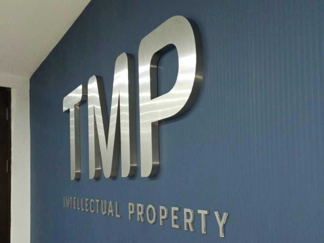 ป้ายสแตนเลสเงินแฮร์ไลน์ ผิวด้านหรูหรา แข็งแรง ทนทาน เหมาะสำหรับป้ายบริษัทและงานตกแต่งอาคาร