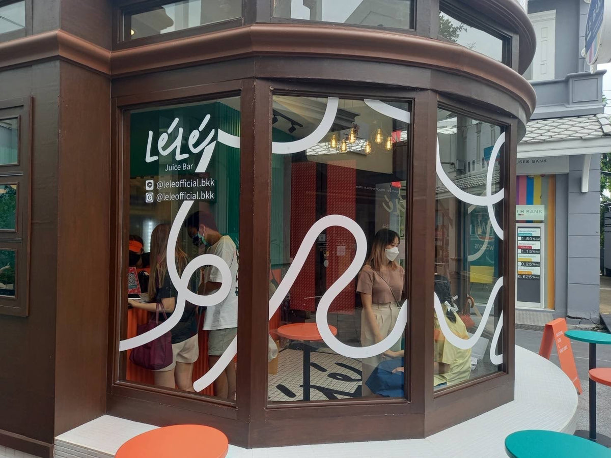 สติ๊กเกอร์ไดคัท และสติ๊กเกอร์ติดกระจกหน้าร้าน พิมพ์คมชัด สีสวยทนทาน เหมาะสำหรับงานตกแต่งร้านค้า โปรโมชัน และโฆษณา