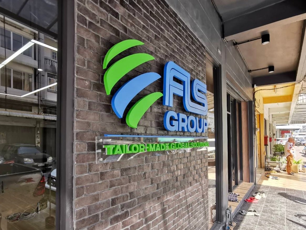 ป้ายบริษัทอักษรโลหะทำสี ดีไซน์สวย สีคมชัด เหมาะสำหรับป้ายองค์กร ร้านค้า และงานตกแต่งอาคาร