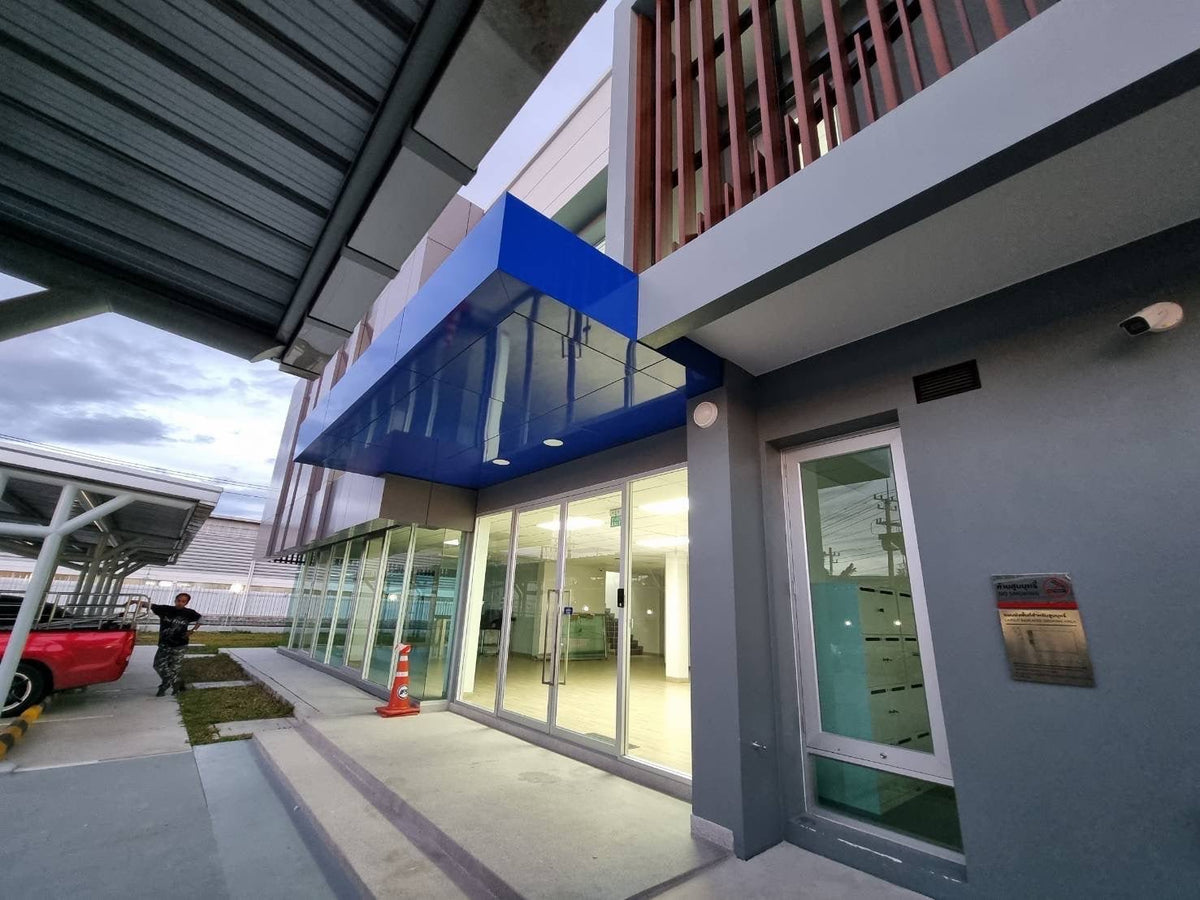 ติดสติ๊กเกอร์เปลี่ยนสีคอมโพสิต พิมพ์คมชัด สีสวย เหมาะสำหรับรีโนเวทอาคารและงานตกแต่งผนัง