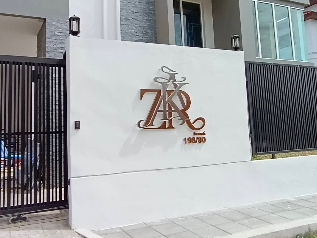 ป้ายชื่อบ้าน ดีไซน์ชัดเจน ทนแดดฝน เหมาะสำหรับบ้านพักอาศัย หมู่บ้าน และโครงการจัดสรร