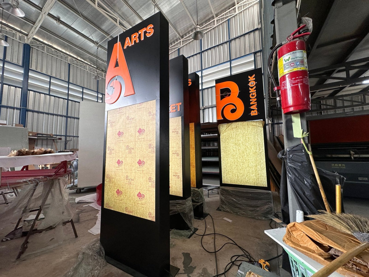 ป้ายตั้ง Totem ป้ายเสาบอกทาง เสาประชาสัมพันธ์ ดีไซน์สูงเด่น เหมาะสำหรับห้างสรรพสินค้าและอาคาร