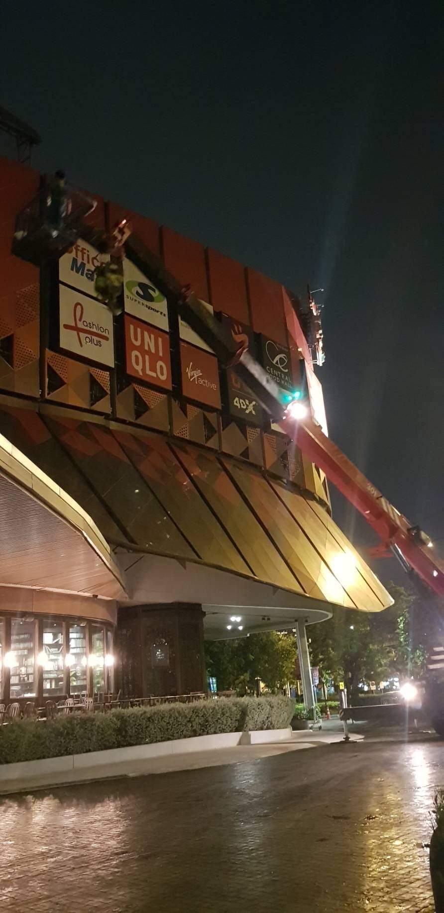 รับติดสติ๊กเกอร์อาคารสูง และป้ายติดตึก งานพิมพ์คมชัด ทีมช่างมืออาชีพ เหมาะสำหรับโฆษณา โปรโมชัน และสร้างภาพลักษณ์องค์กร