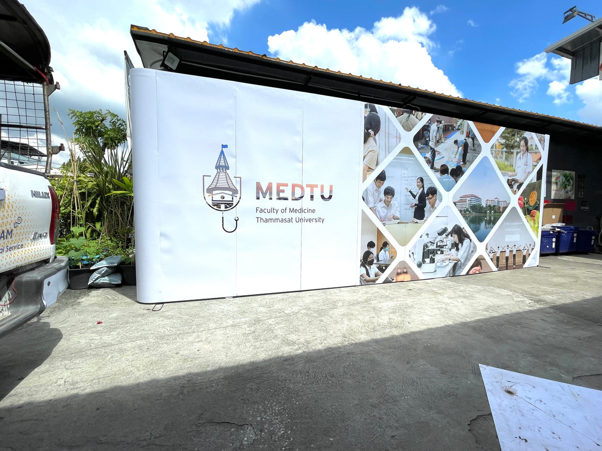 Backdrop แบคดรอปสำเร็จรูป พิมพ์คมชัด ติดตั้งง่าย เหมาะสำหรับงานอีเวนต์ นิทรรศการ และงานโปรโมชัน