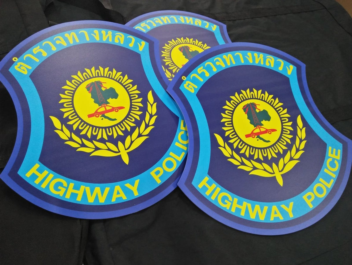 ป้ายพลาสวูด ติดสติ๊กเกอร์ สกรีนพิมพ์ยูวี พิมพ์คมชัด ทนแดดฝน แข็งแรง เหมาะสำหรับงานโฆษณา ป้ายร้าน และป้ายโปรโมชัน