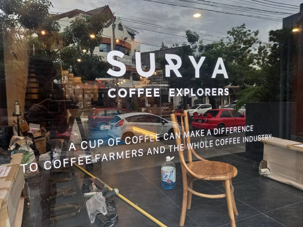 สติ๊กเกอร์ไดคัทติดกระจก สีขาว พิมพ์คมชัด เหมาะสำหรับงานตกแต่งร้านค้า ออฟฟิศ และงานประชาสัมพันธ์