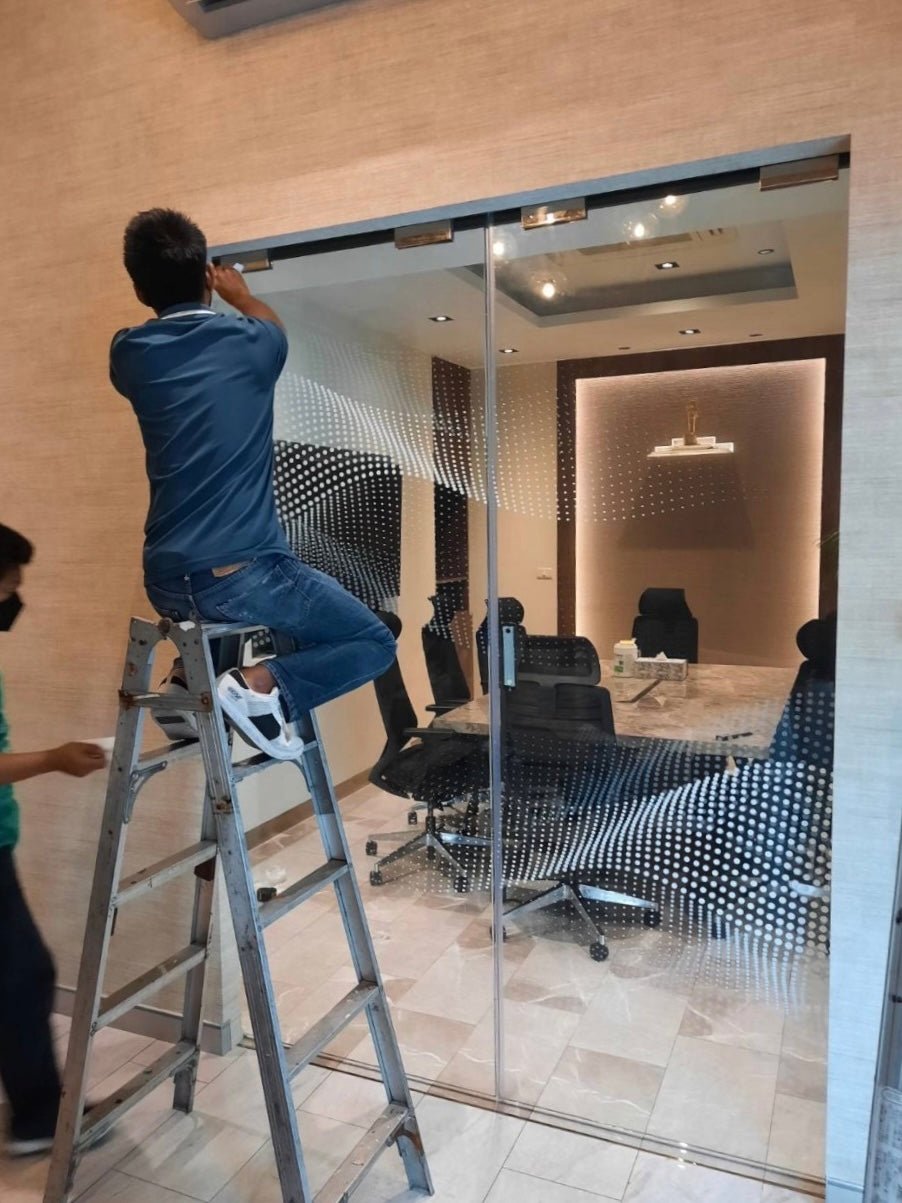 สติ๊กเกอร์ติดประตูกระจก พิมพ์คมชัด สีสดใส เหมาะสำหรับร้านค้า สำนักงาน และงานตกแต่งอาคาร