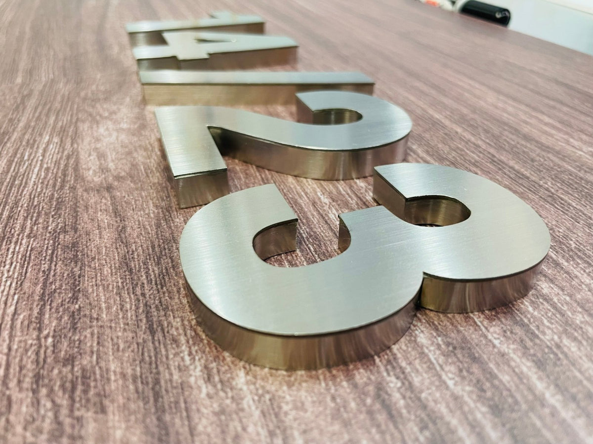 ป้ายสแตนเลสเงินแฮร์ไลน์ ผิวด้านหรูหรา แข็งแรง ทนทาน เหมาะสำหรับป้ายบริษัทและงานตกแต่งอาคาร