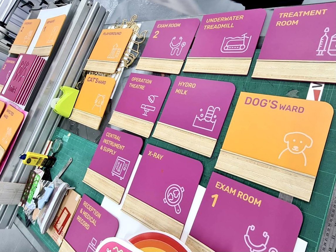 ป้ายหน้าห้อง ป้ายห้องประชุม และป้ายแผนก ดีไซน์เรียบหรู พิมพ์คมชัด เหมาะสำหรับอาคารสำนักงาน โรงเรียน และโรงพยาบาล