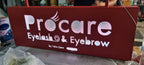 ป้ายไฟ LED สี่เหลี่ยมแดงข้อความ Procare Eyelash & Brow by Tako Care กราฟิกขนตา